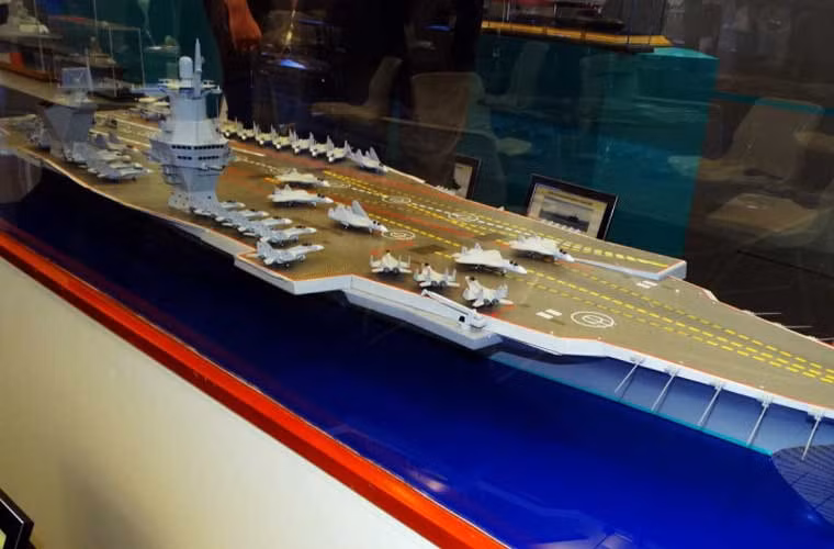 Thiết kế tàu sân bay Project 23000E có lượng giãn nước 90-100.000 tấn, dài 330m, rộng 40m và mớn nước 11m.