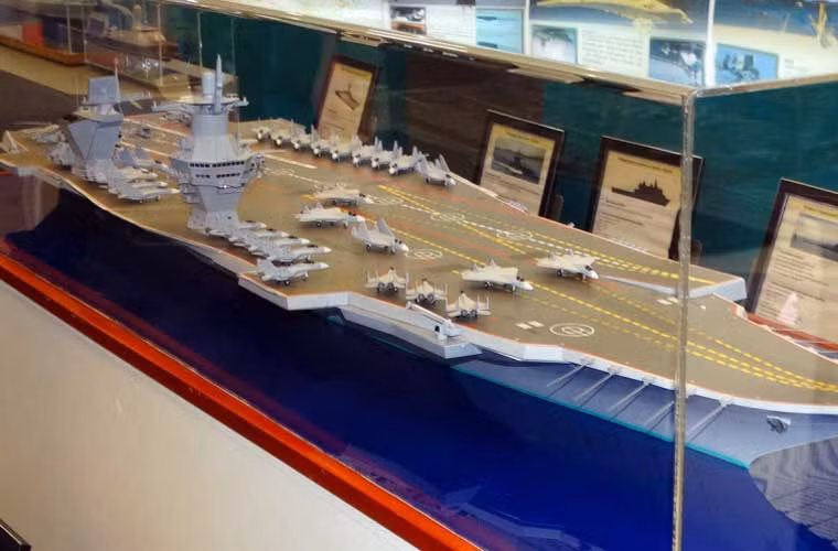 Tàu sân bay Project 23000E Shtorm do Viện nghiên cứu nhà nước Krylovsky (KRSC) phát triển theo yêu cầu từ Hải quân Nga. Theo Phó giám đốc KRSC, tàu sân bay được thiết kế để hoạt động trên các đại dương xa xôi, tiêu diệt các mục tiêu trên đất liền, trên biển, bảo đảm hoạt động ổn định cho lực lượng hải quân, bảo vệ binh lính đổ bộ và cung cấp khả năng phòng không...