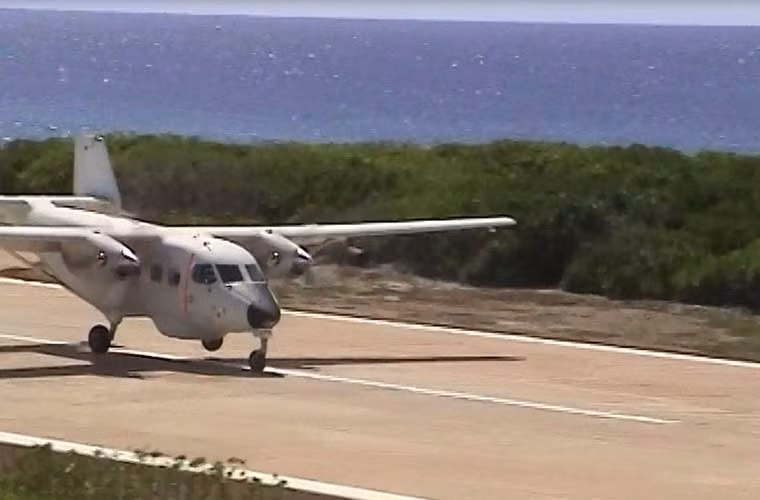  Máy bay M28 hạ cánh xuống Trường Sa thành công.