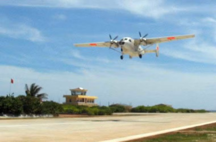 Anh cuc hiem may bay M28 ha canh xuong Truong Sa