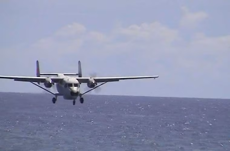 Bức ảnh hiếm máy bay M28 đưa đoàn công tác Bộ Quốc phòng ra Trường Sa đang hạ độ cao tiếp cận đường băng trên Trường Sa lớn.