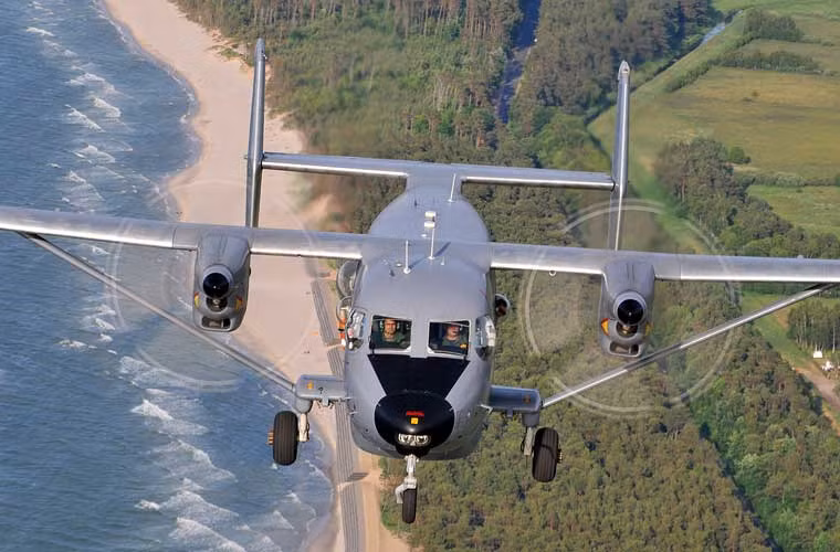 Máy bay M28 của Việt Nam được trang bị hai động cơ tuốc bin cánh quạt Pratt &amp; Whitney PT6A-65B cho phép đạt tốc độ tối đa 350km/h, tầm bay 1.365km, trần bay 7.620m. Với động cơ này, M28 có khả năng cất hạ cánh trên đường băng ngắn, đường băng dã chiến.