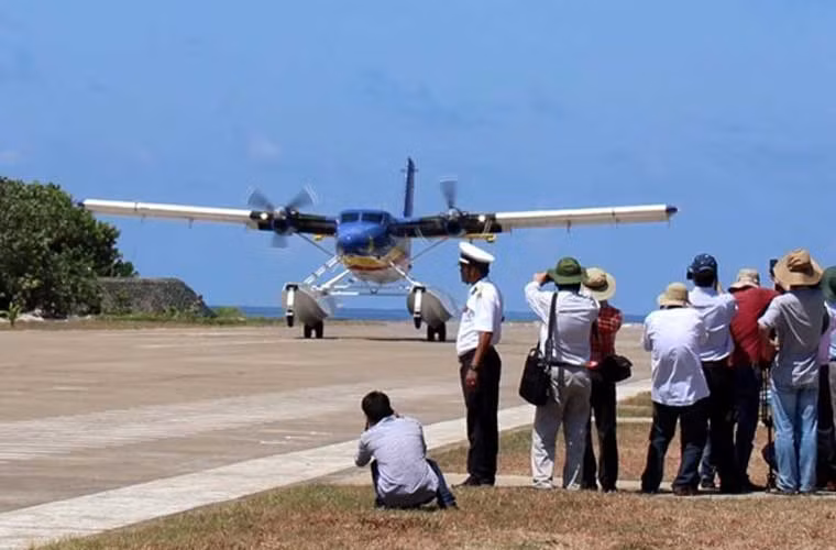 Hiện nay, thủy phi cơ DHC-6 của Không quân Hải quân Việt Nam cũng có khả năng cất hạ cánh từ đường băng ngắn trên đảo Trường Sa lớn.