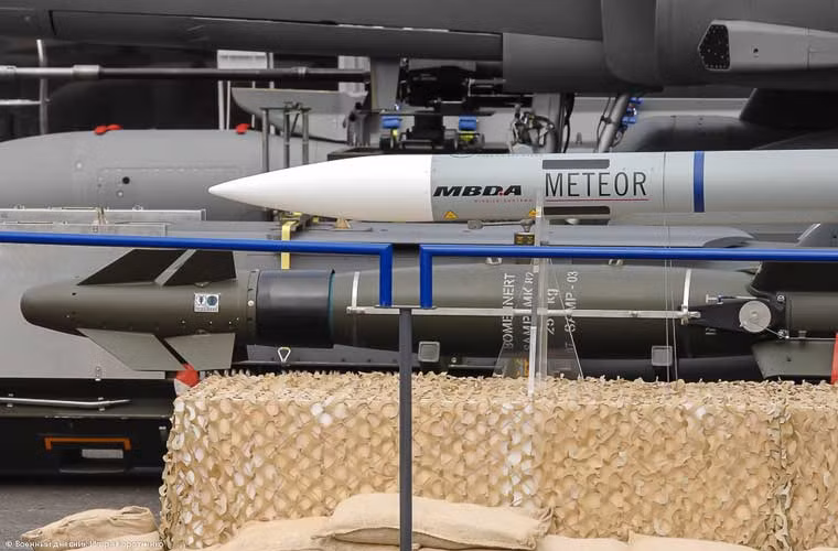 Vũ khí trang bị cho Rafale bao gồm các loại tên lửa, bom tới từ nhiều nước, không chỉ là từ nước Pháp.