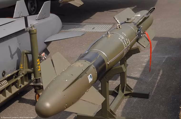 Trong ảnh là bom liệng có động cơ chính xác cao AASM do công ty Sagem Pháp thiết kế cho các loại tiêm kích của Không quân - Hải quân Pháp. AASM nặng 340kg, trang bị hệ thống dẫn đường hỗn hợp GPS/INS hoặc laser đem lại độ chính xác rất cao, tầm bắn 15km hoặc 55km tùy quỹ đạo bay cao - thấp.