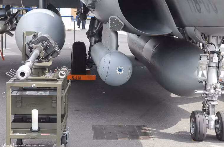 Trong ảnh, điểm treo đặt ngay ở trên cửa hút không khí cho động cơ lắp một pod trinh sát.