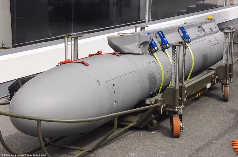 Các điểm treo trên Rafale không chỉ để lắp vũ khí mà còn dùng để trang bị pode trinh sát điện tử, gây nhiễu hoặc dẫn đường tên lửa, bom.