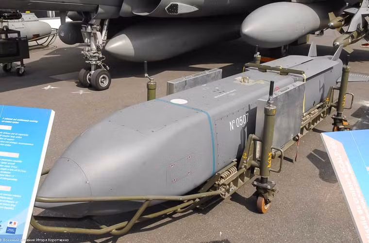 Tên lửa hành trình SCALP EG - biến thể của tên lửa Storm Shadow do công ty MBDA sản xuất. Đây là một trong những vũ khí đối đất đáng sợ nhất của tiêm kích Rafale với tầm phóng lên 560km, độ cao bay 30-40m, dẫn đường kết hợp nhiều phương thức đem lại độ chính xác cao.