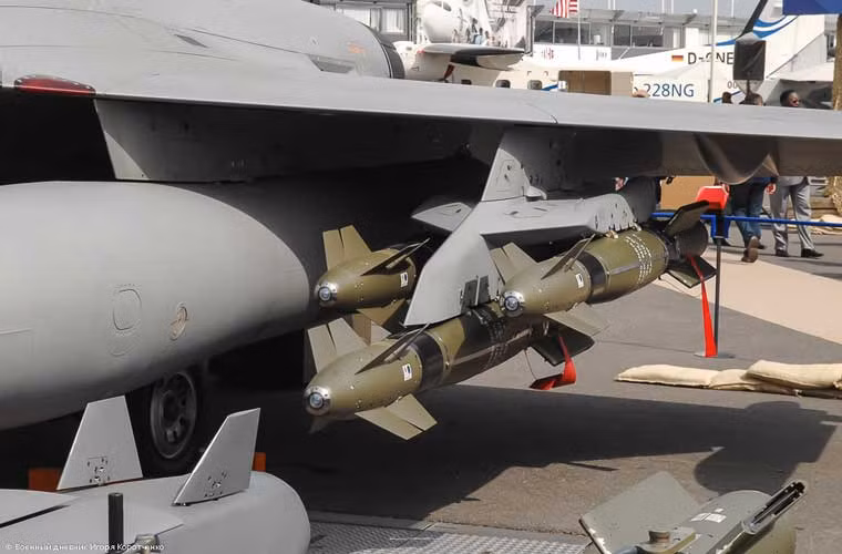 Mỗi giá phóng của loại bom này mang tới ba quả lắp trên một điểm treo của tiêm kích đa năng Rafale.