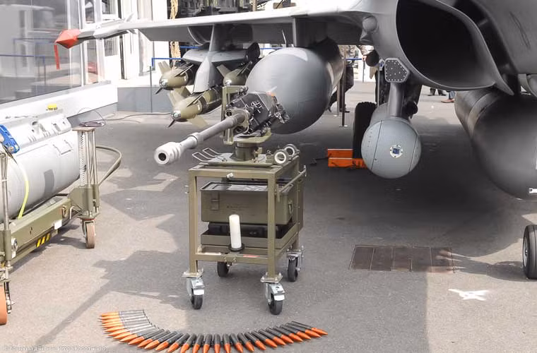 Cận cảnh khẩu pháo đối không GIAT 30 cỡ 30mm được trang bị cho Rafale trong các tình huống không chiến tầm cực gần. Tốc độ bắn 2.500 phát/phút, cơ số đạn 125 viên.