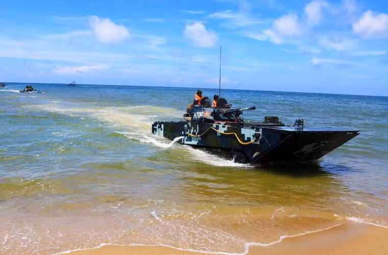 Trong ảnh, một chiếc ZBD-05 đang lao nhanh vào bờ trong tập trận đổ bộ đường biển.