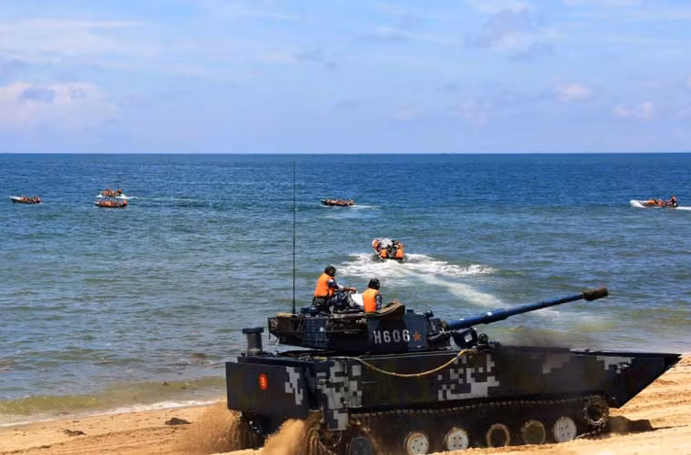 Theo quan sát, phương tiện xe bọc thép tham gia tập trận là loại xe tăng lội nước ZTD-05 (trong ảnh) và xe chiến đấu lội nước ZBD-05. Đây là hai trong nhiều xe tăng – thiết giáp hiện đại mới đưa vào trang bị trong Thủy quân Lục chiến Trung Quốc.