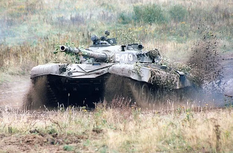 Xe tăng T-72 được thiết kế với giáp composite đem lại khả năng chống đạn xuyên giáp tốt hơn, hỏa lực có pháo chính 2A46 125mm kết hợp hệ thống nạp đạn tự động.