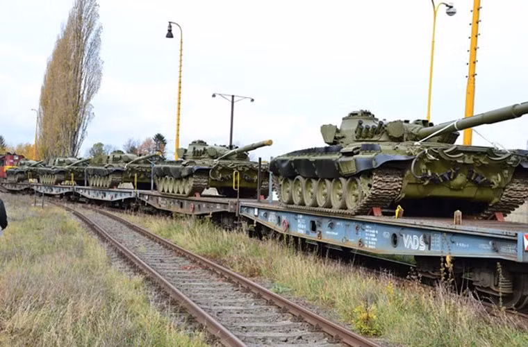 Theo tiết lộ của tờ bào náy, nếu như người dân Mỹ muốn mua chiếc xe tăng từ Tiệp Khắc, họ chỉ cần bỏ ra 50.000 USD là đủ. Và chỉ cần ngồi chờ đợi là sẽ có ngay chiếc T-72 được mang tới tận nhà, tuy nhiên họ sẽ phải trả thêm phí chuyên chở lần lượt là khoảng 10.500 USD tới bờ Tây, 20.500 USD tới bờ Đông và 20.000 USD tơi khu vực bờ biển phía namVịnh Mexico thuộc bang Houston của Mỹ.