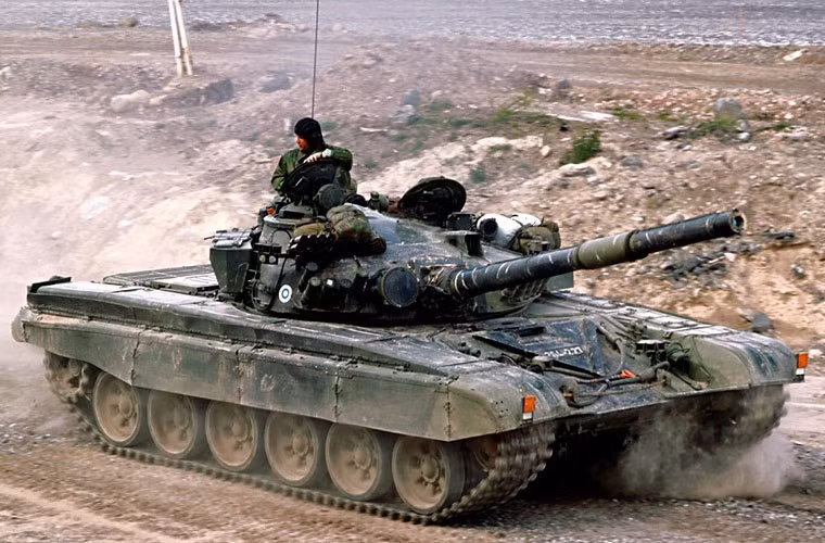 T-72 là cái tên nổi tiếng trong “làng xe tăng” thế giới, ra đời từ những năm 1970, xe tăng chiến đấu chủ lực T-72 nhanh chóng đưa vào sử dụng trong lực lượng vũ trang Liên Xô và nhiều quốc gia khác trên thế giới. Khoảng 25.000 chiếc gồm nhiều biến thể (gồm cả cấp phép sản xuất ở nước ngoài) đã được chế tạo từ năm 1971 tới tận ngày nay, có mặt trong thành phần trang bị gần 40 nước trên thế giới.