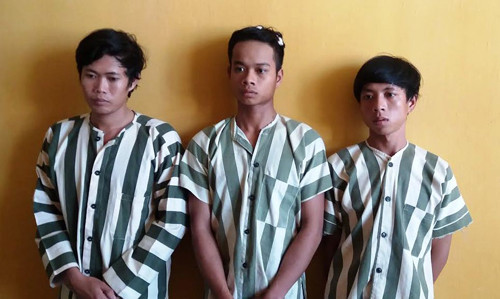 Hi huu: 3 cong nhan chan duong cong an de…cuop