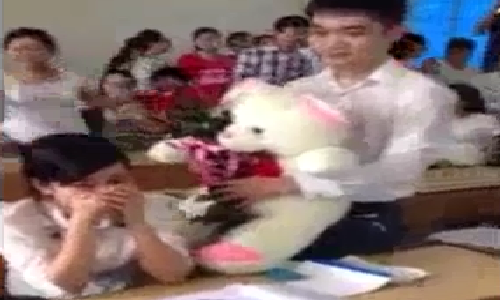 Dang long soai ca om gau trang to tinh bi tu choi tai lop hoc