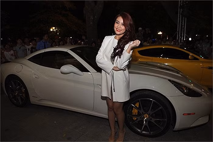Người đẹp còn xuất hiện với một chiếc xe sang màu trắng khác. 