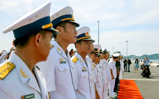 Chuyến thăm của tàu Hải quân Trung Quốc đến cảng quốc tế Cam Ranh kéo dài 5 ngày từ 22 đến 26/10. Trong 4 ngày ghé thăm, đoàn Hải quân Trung Quốc sẽ đến chào xã giao lãnh đạo UBND tỉnh Khánh Hòa, Vùng 4 Hải quân. Thời gian còn lại, thủy thủ đoàn có những hoạt động giao lưu với Hải quân Việt Nam, tham quan danh lam thắng cảnh ở TP Nha Trang. 