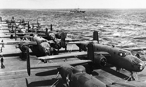 Điều khiển máy bay trong cuộc không kích Nhật Bản từ một tàu sân bay duy nhất lặng lẽ tiến đến gần quần đảo này mà không có yểm trợ. 