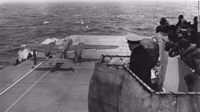 Cole và Doolittle thực hiện bay vòng tròn trên tàu Hornet và sau đó hướng mũi máy bay về phía Nhật Bản. Theo sau họ là các đồng đội trên 15 chiếc B-25 còn lại, theo kế hoạch. Nhiệm vụ khó khăn và nguy hiểm của họ bắt đầu.