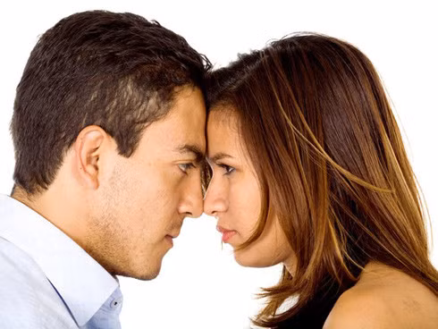 Chính vì thế dù đã là người một nhà nhưng chồng/vợ có khuyên nhủ gì đi chăng nữa, cá nhân tuổi Hợi vẫn bỏ ngoài tai. Điểm yếu chí mạng ấy khiến họ kinh doanh đi vào ngõ cụt, làm ăn sa sút, mâu thuẫn dồn dập. Tiền ngày một hao mà tình ngày một giảm cũng là điều dễ hiểu. (Bài viết chỉ mang tính chất tham khảo, cung cấp nội dung mang tính trắc nghiệm vui cho bạn đọc).