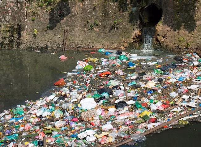 Dòng sông ngập ngụa rác, hình ảnh không còn xa lạ đối với người dân sinh sống dọc bờ sông Sét – Sông Lừ. (Đống Đa, Hà Nội)