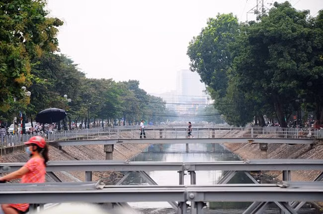 Sông Kim Ngưu xưa là một tuyến giao thông đường thủy, nay chỉ có chức năng là một sông thoát nước cho nội thành Hà Nội. 