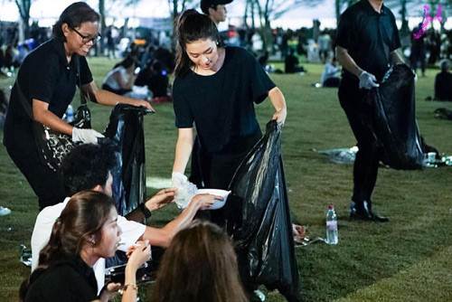 Một hình ảnh đẹp của Nittha Jirayungyurn khi cô đang giúp thu dọn rác tại công viên sau tang lễ của Quốc vương Thái Lan. 