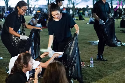 Một hình ảnh đẹp của Nittha Jirayungyurn khi cô đang giúp thu dọn rác tại công viên sau tang lễ của Quốc vương Thái Lan. 