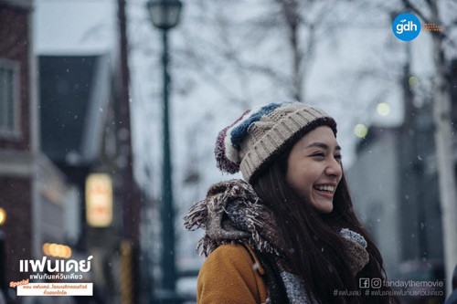 Nittha Jirayungyurn phải đảm nhiệm một nhân vật hoàn toàn không giống với cô ngoài đời. Nhân vật Nui của cô là một mẫu phụ nữ độc lập, mạnh mẽ và còn có phần nam tính khi làm việc chung với toàn đồng nghiệp nam tại một công ty máy tính. Trong khi đó ở ngoài đời, Nittha Jirayungyurn khá dịu dàng và tinh tế.