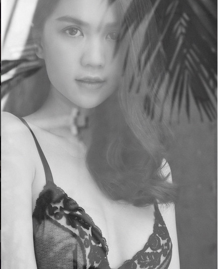 “Phụ nữ có tính tình bướng bỉnh, đó là hạnh phúc. Bởi vì sau lưng luôn có một người đàn ông bao dung thói bướng bỉnh của nàng, bảo vệ sự ngây thơ của nàng. Những người đàn bà khôn ngoan và hiểu chuyện, không phải là trời sinh đã hiểu chuyện và khôn ngoan, mà do cuộc sống bắt buộc phải như vậy. Thật ra, mỗi người phụ nữ đều mong muốn mình luôn được bướng bỉnh và ngây thơ. Chẳng qua là gặp người đàn ông khác nhau, có người chỉ có thể bướng bỉnh một trận, có người lại có thể bướng bỉnh cả đời.”