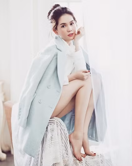 Và đây là những gì "nữ hoàng nội y" muốn nhắn nhủ tới một nửa thế giới vào ngày 20/10: Nhân ngày 20/10, Trinh xin chúc cho một nửa thế giới luôn xinh đẹp và thành công trong cuộc sống, sẽ nhận được món quà đặc biệt ý nghĩa từ người yêu, gia đình hoặc bạn bè,luôn được một nửa thế giới còn lại nâng niu và chiều chuộng nhé