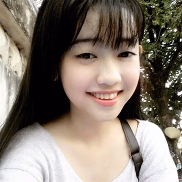 Đây không phải là lần đầu tiên Thúy Vi sử dụng đến dao kéo. Cách đây khoảng gần 1 năm, khi câu chuyện Thúy Vi, Phan Thành gây tốn nhiều giấy mực của báo chí, Thúy Vi cũng đã sửa mũi, cắt mí dù lúc đó, cô nàng mới 17 tuổi. 