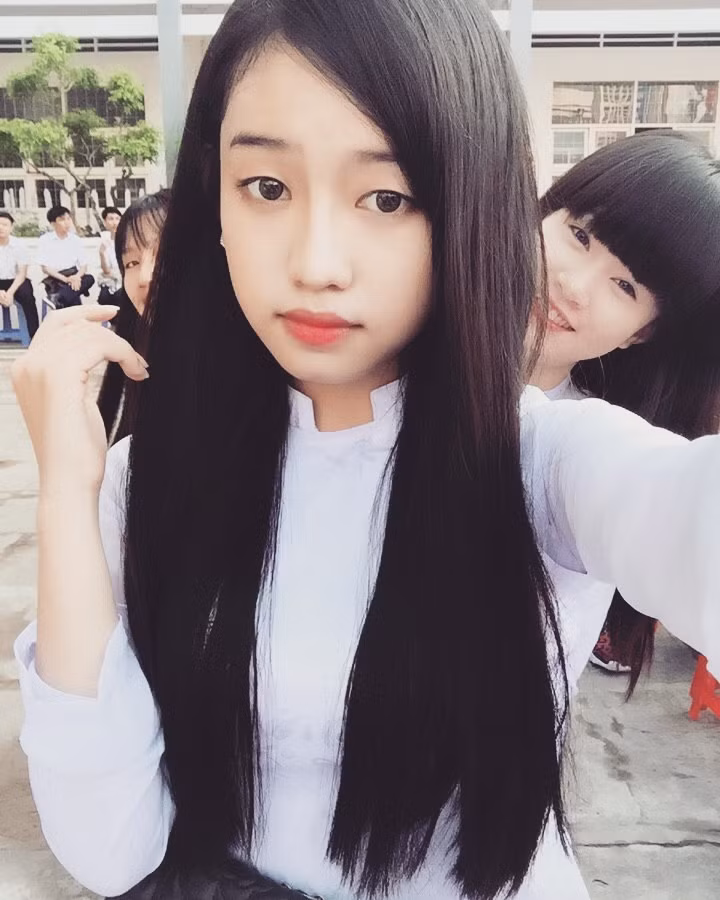 Có lẽ chưa ưng ý với gương mặt hiện tại nên Thúy Vi đã sang Hàn Quốc, gặp các chuyên gia lớn để cải thiện lại toàn bộ nhan sắc của mình. Lần này Thúy Vi đã ‘mạnh tay” hơn khi quyết định nâng ngực để có thân hình quyến rũ.