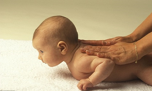 Tai sao cha me khong nen dung dau o liu de massage cho be?