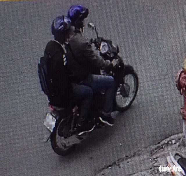 Camera ghi lại hình ảnh hai đối tượng nghi vấn trước khi vụ nổ xảy ra. Nguồn ảnh: Tuổi Trẻ