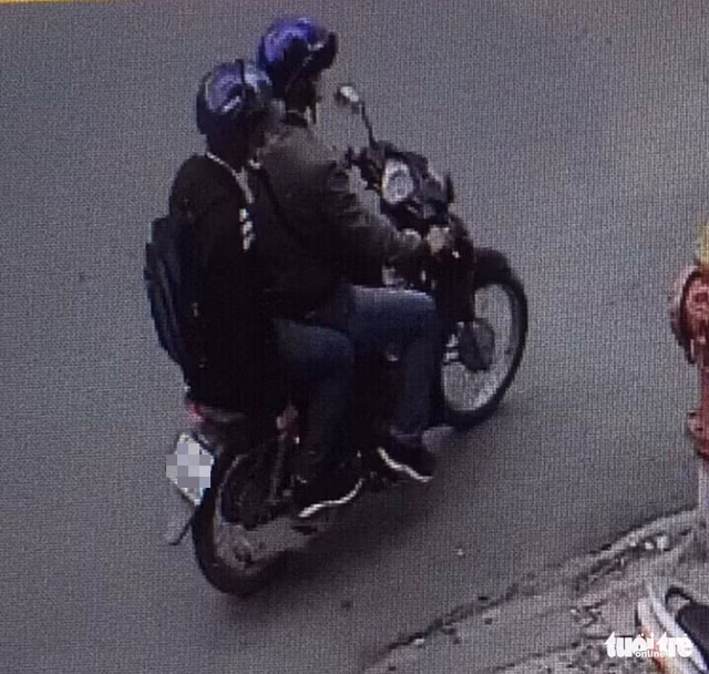 Camera ghi lại hình ảnh hai đối tượng nghi vấn trước khi vụ nổ xảy ra. Nguồn ảnh: Tuổi Trẻ
