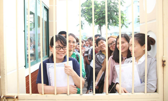 Phụ huynh xếp hàng rất sớm để nộp hồ sơ cho con vào lớp 1 tại Trường Tiểu học Võ Thị Sáu, Q.12.