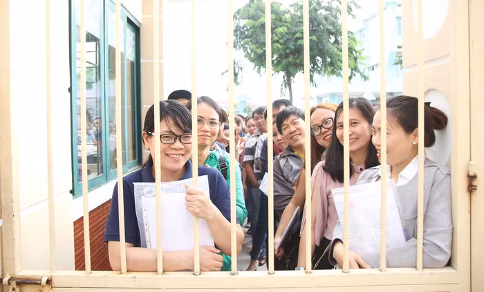 Phụ huynh xếp hàng rất sớm để nộp hồ sơ cho con vào lớp 1 tại Trường Tiểu học Võ Thị Sáu, Q.12.