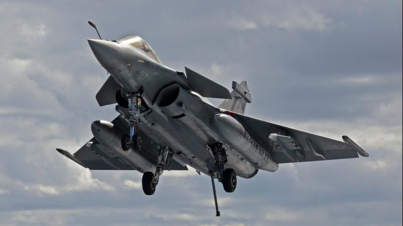 Rafale có tới 14 điểm treo vũ khí dưới cánh với phiên bản B/C, 13 điểm treo với phiên bản hải quân. Tổng tải trọng vũ khí mang theo lên đến 9,5 tấn, cao hơn 1,5 tấn so với các máy bay của Nga và Trung Quốc.