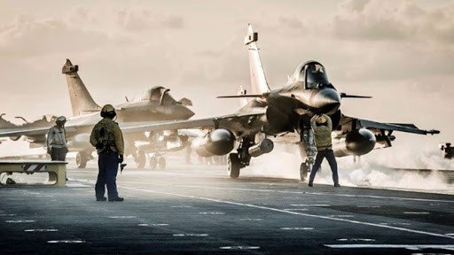 Ngay từ khi những chiếc Rafale chưa được bàn giao, giới chuyên gia Trung Quốc và Pakistan đã thảo luận về khả năng chiến đấu cơ Ấn Độ chạm trán tiêm kích đa năng JF-17 do Trung Quốc phát triển và chuyển giao cho Pakistan.