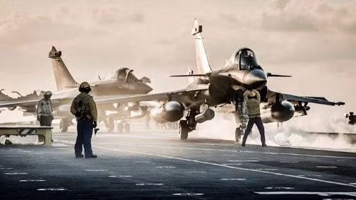 Ngay từ khi những chiếc Rafale chưa được bàn giao, giới chuyên gia Trung Quốc và Pakistan đã thảo luận về khả năng chiến đấu cơ Ấn Độ chạm trán tiêm kích đa năng JF-17 do Trung Quốc phát triển và chuyển giao cho Pakistan.