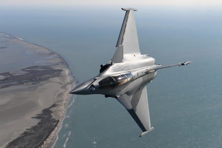 Máy bay được trang bị 2 động cơ phản lực Smecma M88, lực đẩy thô 50 kN/chiếc, 70 kN có đốt sau.