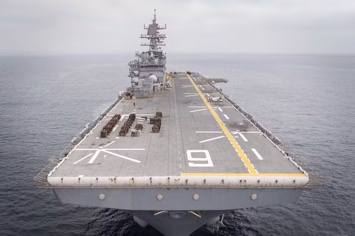 Ngoài ra, các tàu thuộc lớp này còn được trang bị 64 giường bệnh với 6 phòng mổ. Có thể chuyển đổi thành tàu bệnh viện với 536 giường bệnh.