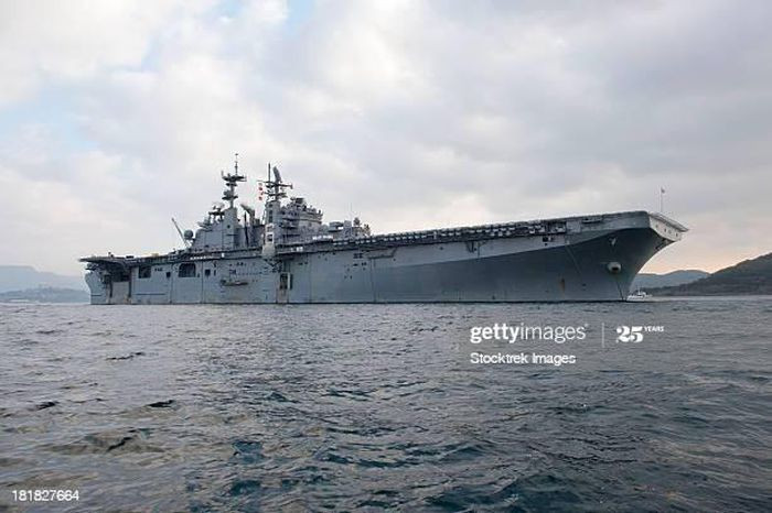 Tàu đầu tiên thuộc lớp này là USS Wasp chính thức được biên chế năm 1989. Thời điểm đó, nó là tàu tấn công đổ bộ lớn nhất thế giới. Đến nay nó chỉ đứng sau tàu lớp America.