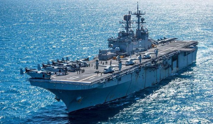 Tùy từng nhiệm vụ cụ thể, mà máy bay trên tàu có thể thay đổi.Khi tham gia nhiệm vụ đổ bộ, tàu Wasp sẽ thay đổi biên chế với: 42 trực thăng CH-46 Sea Knight hoặc hơn 22 chiếc MV-22 Osprey. Còn khi thực hiện nhiệm vụ kiểm soát biển, các tàu này sẽ mang theo 20 máy bay AV-8B Harrier II và 6 trực thăng chống ngầm SH-60F/HH-60H Hiện tại, các máy bay CH-46 đang dần được thay thế bằng MV-22 Osprey.