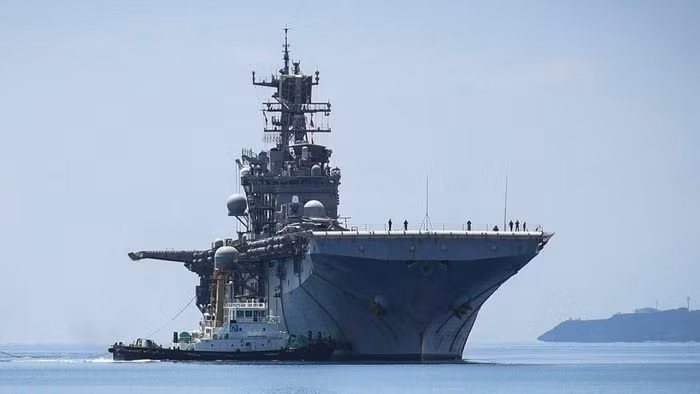 Một đội bay tiêu chuẩn trên tàu Wasp thường bao gồm: 6 máy bay cất/hạ cánh thẳng đứng Harrier, 4 trực thăng AH-1W SuperCobra, 12 trực thăng CH-46 Sea Knight, 4 trực thăng CH-53 Sea Stallion, 3 - 4 trực thăng UH-1N Huey.