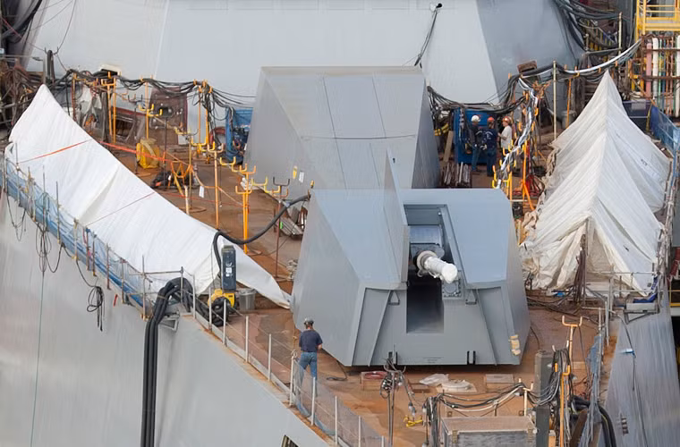 Cận cảnh nắp che nòng pháo 155mm.