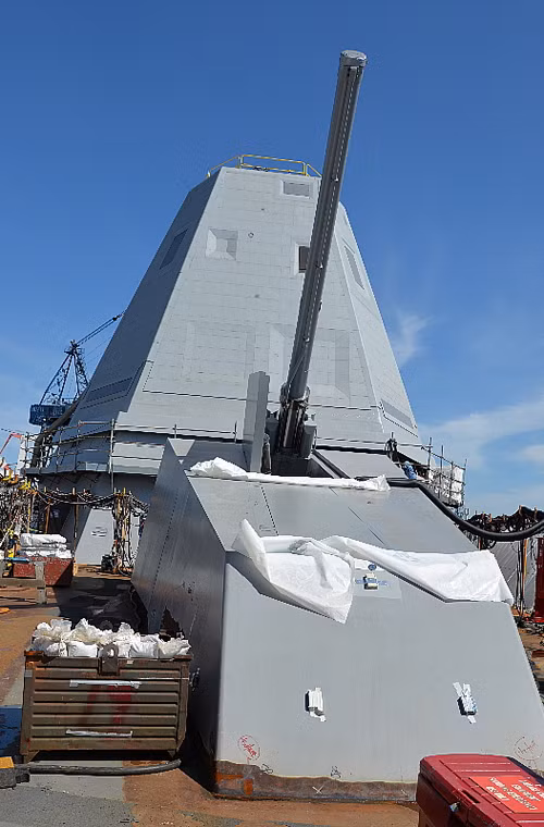 Theo đánh giá của các nhà thiết kế, hai tàu khu trục DDG-1000 với 4 pháo AGS có khả năng chi viện hỏa lực tương đương với một tiểu đoàn pháo binh thông thường(tương đương với 12 khẩu pháo).